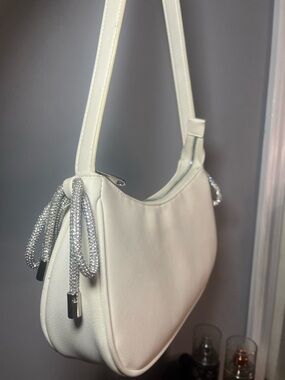 💎✨WHITE SHOULDER BAG W RHINESTONE BOWS✨💎